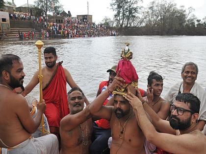 Bathing ceremony of Karveer resident Sri Ambabai at Panchganga river ghat in Kolhapur | अंबाबाईची सवारी..पंचगंगेच्या विहारी; कोल्हापुरात नदी घाटावर रंगला अवभृत स्नान सोहळा 