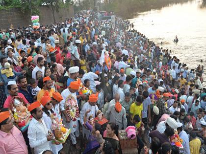 Eco friendly immersion basin in Kolhapur; idol immersion in Panchganga river | कोल्हापुरात पर्यावरणपूरक विसर्जनास खो; पंचगंगा नदीत थेट मूर्ती विसर्जन, मूर्ती दान करण्याचाही राखला 'मान'