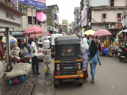 Mahadwar Road, Tarabai Road in Kolhapur which is a popular tourist destination are covered in encroachments | अतिक्रमणाचा घाट; हातगाड्या अन् खाट; कोल्हापुरातील महाद्वार रोड, ताराबाई, जोतिबा रोडची अवस्था 