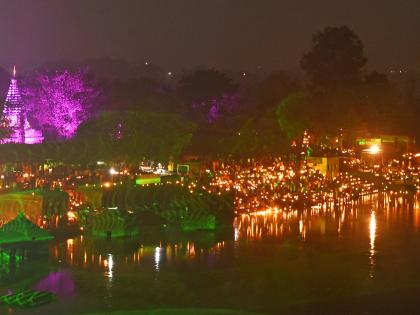 Panchganga Ghat lit at Deepotsav, the glory of women: Rangoli's abusive | दीपोत्सवात उजळला पंचगंगा घाट, पणत्यांचे तेज : रांगोळीचा गालीचा