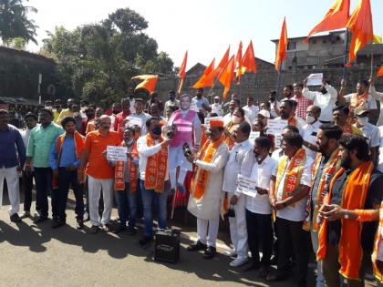 Prasad of Kolhapuri slippers to the symbolic statue of Danve | दानवेंच्या प्रतीकात्मक पुतळ्यास कोल्हापुरी चपलांचा प्रसाद