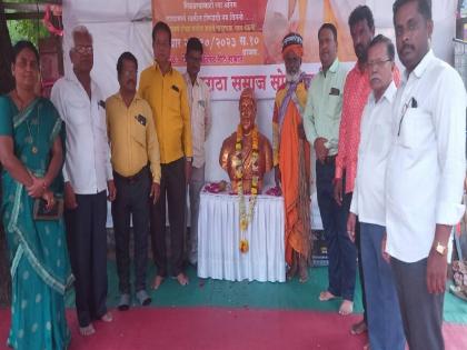 Writers and poets from Solapur also support the Maratha reservation fight Literary visit to chain hunger strike site | सोलापुरातील लेखक, कवींचाही मराठा आरक्षण लढ्याला पाठिंबा! साखळी उपोषण स्थळाला साहित्यिकांची भेट