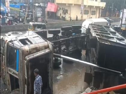 truck loaded with coal overturned after hitting the pit, luckily avoiding loss of life | खड्ड्यात आदळल्याने कोळसा भरलेला ट्रक पलटी, सुदैवाने जीवितहानी टळली