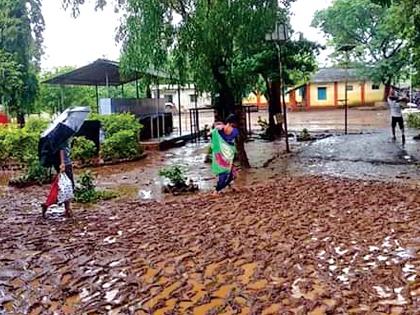 Students carry educational materials gone | विद्यार्थ्यांचे शैक्षणिक साहित्य गेले वाहून