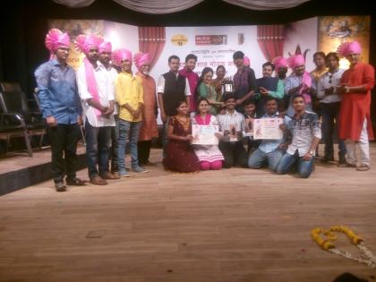 New Art's Mike won the Shahu Modak Ekankaika Trophy | न्यू आर्टसच्या माईकने पटकावला शाहू मोडक एकांकिका करंडक