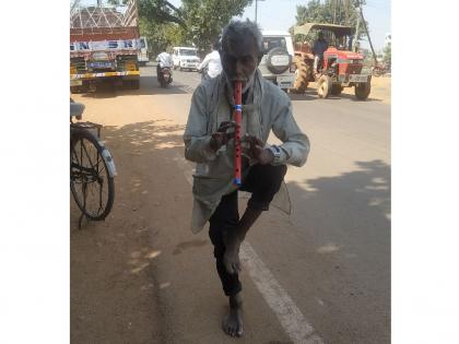 a man in nagbhid has completed 30 thousand km by walking backwards | आश्चर्यम ! ३० हजार किमी अंतर गाठले, ते ही उलटे चालून; 'या' व्यक्तीची पंचक्रोशीत होतेय चर्चा..