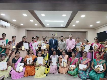 Anganwadi Sevaka, Asha Adarsh Award from Zilla Parishad | जिल्हा परिषदेकडून अंगणवाडी सेविका, आशांना आदर्श पुरस्कार