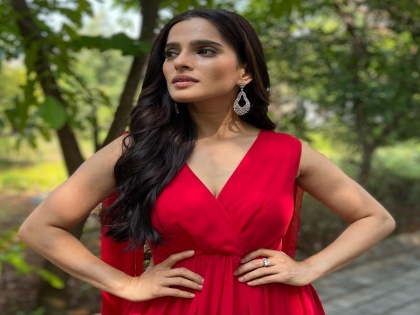 Priya bapat looks beautiful in red dress, photo went viral in internet | प्रिया बापट लाल रंगाच्या ड्रेसमधील झक्कास, फोटो पाहून चाहते झाले घायाळ