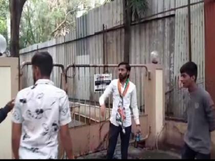 ncp's student cell member throw ink on bjp city office | राष्ट्रवादी विद्यार्थी काॅंग्रेसच्या कार्यकर्त्यांचा पुण्यातील भाजप कार्यालयावर शाई फेकण्याचा प्रयत्न