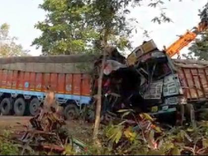 driver killed in the accident as two trucks collided head-on near sakoli | accident : दोन ट्रकची समोरासमोर धडक, एक ठार