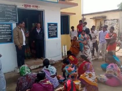 women march over gram panchayat to ban illegal liquor selling in village | महिलांचा दारूबंदीसाठी एल्गार, सरपंच व सदस्यांना ग्रामपंचायतमध्ये कोंडले