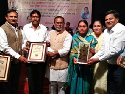 Gala by the ideal school award | आदर्श शाळा पुरस्काराने गौरव