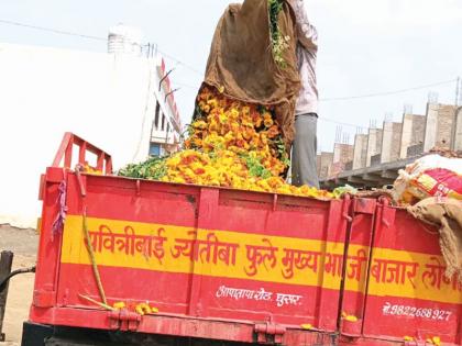 Time to throw out four quintals of flowers every day! | दररोज चार क्विंटल फुले फेकून देण्याची वेळ!