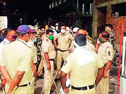 Two groups beaten, police stoned | दोन गटात मारहाण, पोलिसांवर दगडफेक Two groups beaten, police stoned | दोन गटात मारहाण, पोलिसांवर दगडफेक
