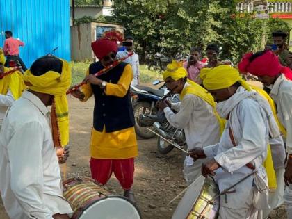 In Patel Ghungru Bazaar in Melghat, Rajkumar Patel holds a contract on tribal dance | मेळघाटातील घुंगरू बाजारात राजकुमार पटेलांनी बासरीच्या तालावर धरला आदिवासी नृत्यावर ठेका