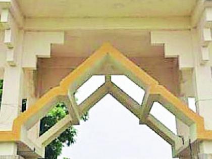 Leaflets found in university papers | विद्यापीठात उत्तरपत्रिका आढळल्या कचऱ्यात Leaflets found in university papers | विद्यापीठात उत्तरपत्रिका आढळल्या कचऱ्यात