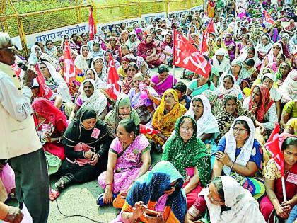 Anganwadi workers took to the district office | अंगणवाडी कर्मचारी जिल्हा कचेरीवर धडकले