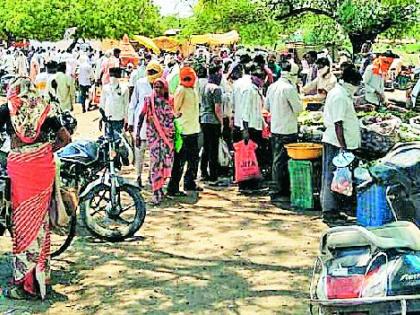 Curfew in Morshi filled the week market | संचारबंदीत मोर्शीत भरला आठवडी बाजार Curfew in Morshi filled the week market | संचारबंदीत मोर्शीत भरला आठवडी बाजार