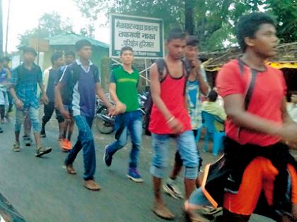 Hiking for the demands of tribal students | आदिवासी विद्यार्थ्यांची मागण्यांसाठी पदयात्रा