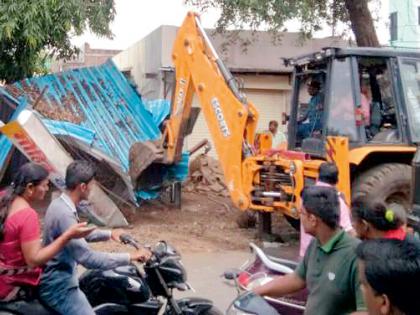 'Bulldozer' on unauthorized construction in Pacific | प्रशांतनगरातील अनधिकृत बांधकामावर ‘बुलडोजर’