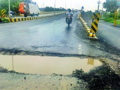 Dangerous pit on the flyover downhill | उड्डाणपुलाच्या उतारावर धोकादायक खड्डा