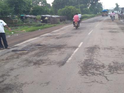 Poor condition of Aundane to Taharabad road | औंदाणे ते ताहाराबाद रस्त्याची दुरवस्था