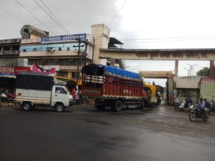 Crowding planning in the market committee collapsed | बाजार समितीत गर्दीचे नियोजन कोलमडले