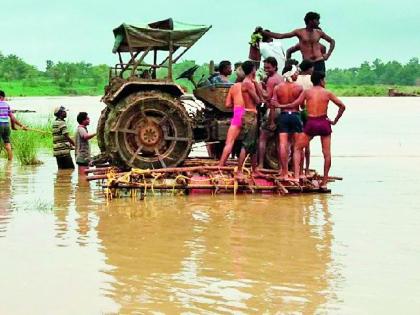 When the tractor is thrown out of Dothi river ... | दुथडी नदीतून ट्रॅक्टर बाहेर काढतात तेव्हा...