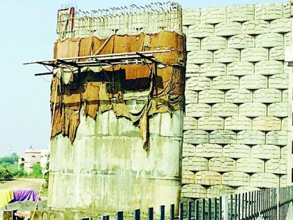 Thirsty cement pillars of the Devidi flyover | देव्हाडी उड्डाणपुलाचे सिमेंंट खांब तहानलेले