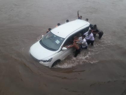 Carrying vehicles rescued | वाहून जाणारी वाहने वाचविली