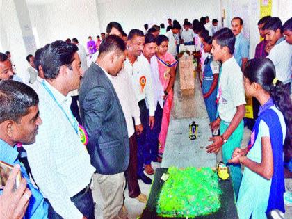 Chandwad: The arrangement of various attractive tools at Namdevrao Jadhav Vidyalaya inaugurated by 43rd Science Exhibition | चांदवड : नामदेवराव जाधव विद्यालयात विविध आकर्षक उपकरणांची मांडणी ४३ व्या विज्ञान प्रदर्शनाचे उद्घाटन