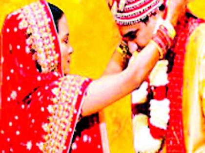 Marriages only take place in the presence of parents | केवळ आई-वडिलांच्याच उपस्थितीत पार पडताहेत विवाह Marriages only take place in the presence of parents | केवळ आई-वडिलांच्याच उपस्थितीत पार पडताहेत विवाह