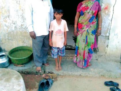 For the last two and a half years, the gram panchayat drought-hit family has been unable to get a home | घरकुलाअभावी धानकी कुटुंब अडीच वर्षांपासून ग्रामपंचायतीत