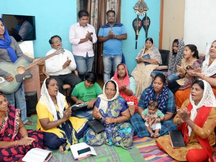 Christmas tea; The good news of the birth of Jesus Christ began to reach homes in Solapur | नाताळाची चाहूल; सोलापुरातील घरोघरी पोहोचू लागली येशू ख्रिस्त जन्माची सुवार्ता