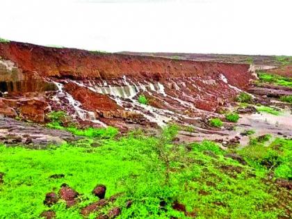 A dam built by a census in Sakor! | साकोऱ्यात लोकवर्गणीतून बांधलेला बंधारा फुटला !