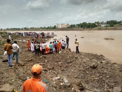 In the mist Panjra river flowed young | धुळ्यातील पांझरा नदीत तरुण वाहून गेला