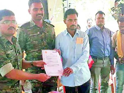 नागरिकांना दाखल्यांचे वाटप