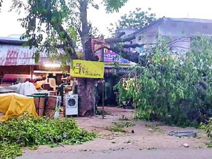 Storm storm | आष्टीला वादळाचा तडाखा