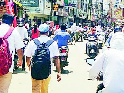 Lockdown rules are widely flouted | ‘लॉकडाऊन’च्या नियमांची सर्रासपणे पायमल्ली Lockdown rules are widely flouted | ‘लॉकडाऊन’च्या नियमांची सर्रासपणे पायमल्ली