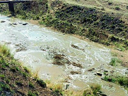 Liechage had a canal near the ground | आंभोऱ्याजवळ कालवा झाला लिकेज