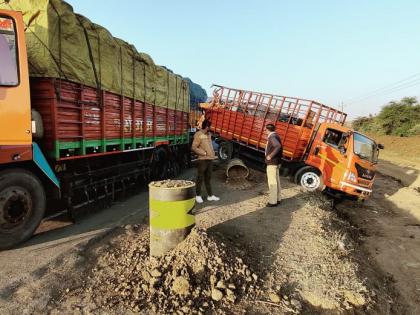 Truck hits truck at Pimpri fork | पिंपरी फाट्यावर ट्रकची ट्रकला धडक