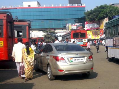 Nationalist party's boast in Islampur bus station; Fourchaki was flown over the platform | इस्लामपूर बस स्थानकात राष्ट्रवादी कार्यकर्त्याचा उद्दामपणा; फलाटावरच लावली चारचाकी