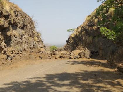  Nashik Dhule boundary stone crushed and closed | नाशिक धुळे सीमा दगडी टाकून बंद