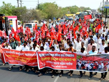 Morcha on Jalna collector office | जालना जिल्हा कचेरीवर धडकला मोर्चा