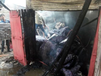 Fire in two shops in Tirthapuri | तीर्थपुरीत दोन दुकानांना आग