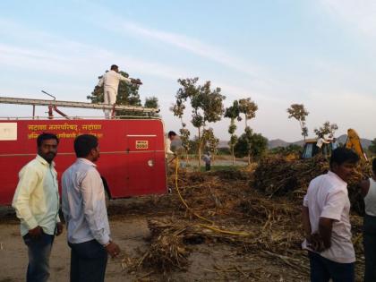 Around twenty-five tractor fodder at Kautikpada | कौतीकपाडा येथे पंचवीस ट्रॅक्टर चारा आगीत खाक