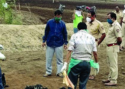 The couple's body was found in a burnt cotton bale | शेतात पऱ्हाटीचे सरण रचून वृद्ध दाम्पत्याची आत्महत्या