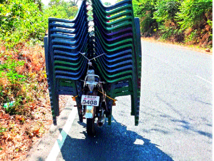 Such a dangerous transport for the stomach | पोटासाठी अशीही धोकादायक वाहतूक