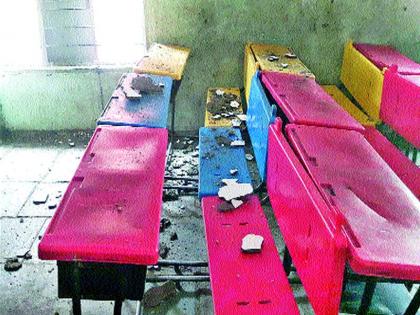 The girl was injured in the collapse of the Malegaon class squabble slab | मालेगावी वर्गखोलीचा स्लॅब कोसळून विद्यार्थिनी जखमी