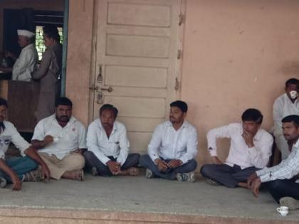 The overdue onion bill manufacturers stopped the Kuruba secretariat for two hours | थकीत कांदा बिल उत्पादकांनी कृउबा सचिवाला दोन तास डांबले